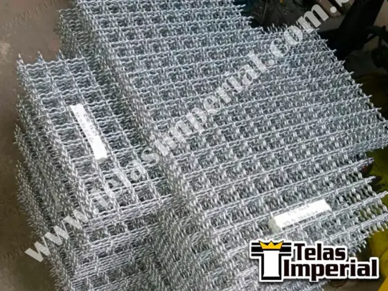 Tela ondulada em fabricação